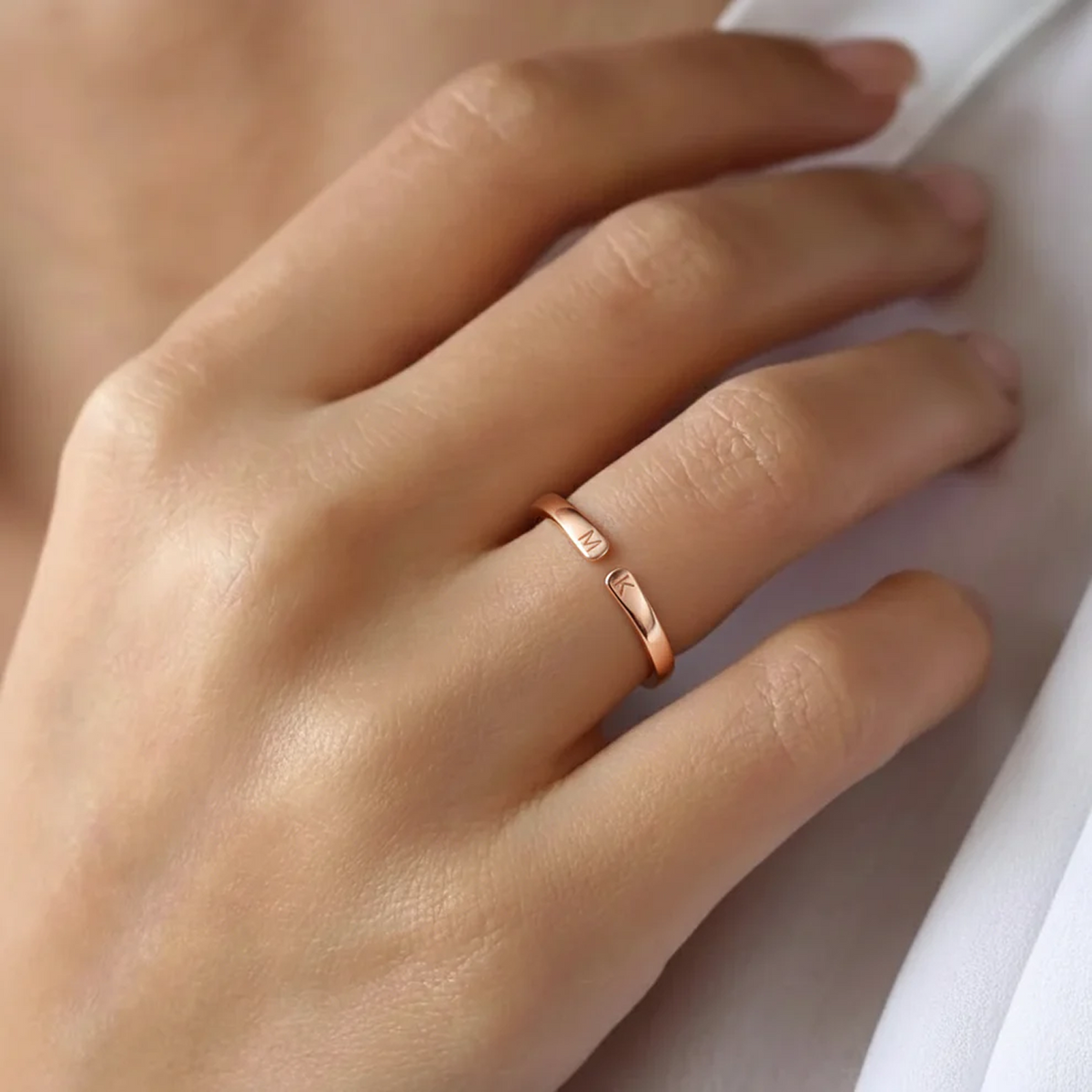 Anillo de Iniciales Ajustable — Whisper