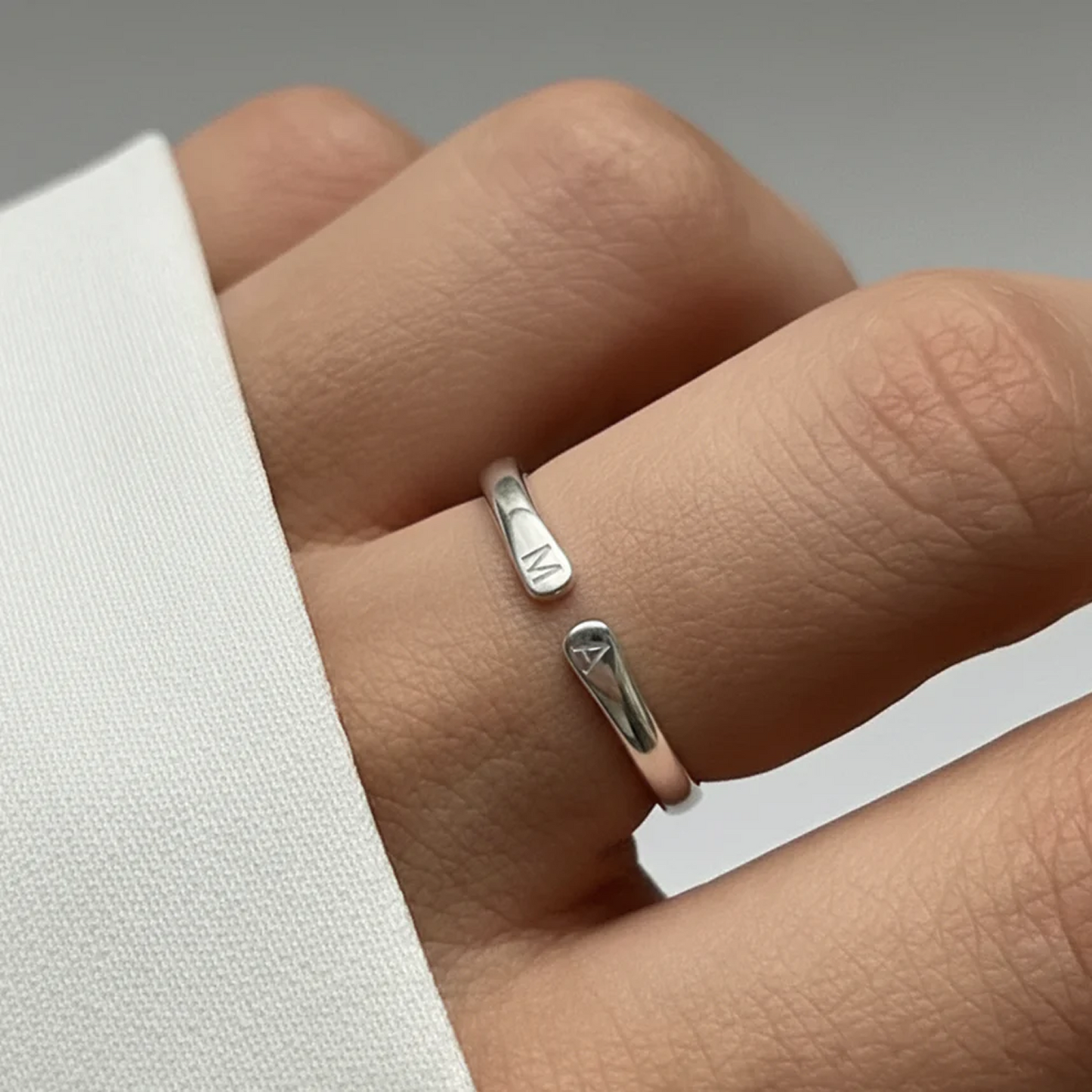 Anillo de Iniciales Ajustable — Whisper