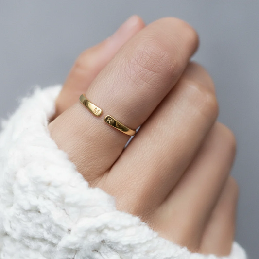 Anillo de Iniciales Ajustable — Whisper
