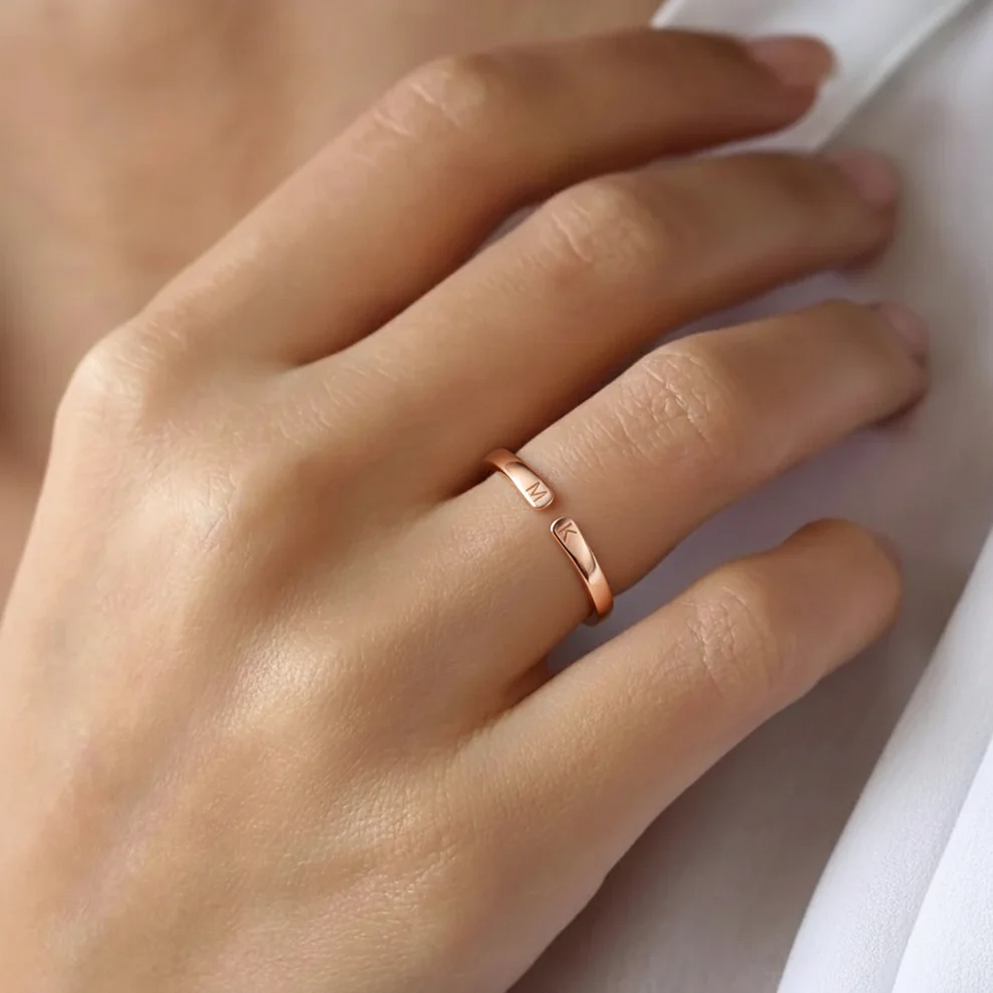 Anillo de Iniciales Ajustable — Whisper